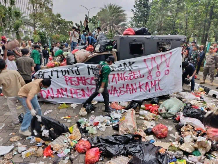 Breaking News! Mahasiswa Buang Sampah Dua Truk di Kantor Wali Kota Tangsel