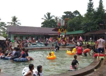 Lokasi wisata pemandian air panas Cisolong, dipadati pengunjung. (ISTIMEWA)