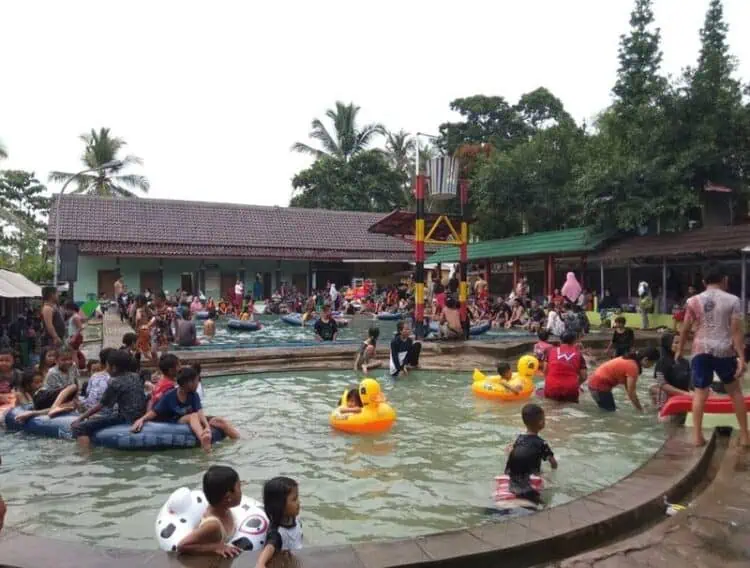 Libur Awal Tahun, Wisata Pemandian Air Panas Cisolong Dipadati Pengunjung