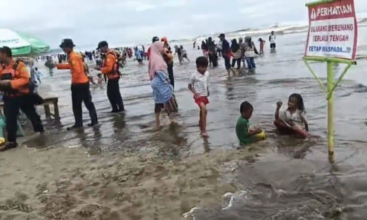 Sempat Sepi, Usai Tahun Baru Wisata Pantai Lebak Bangkit Hingga Capai 75 Persen