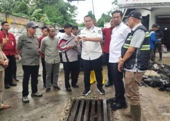 Walikota Serang Budi Rustandi, meninjau lokasi terdampak banjir, Sabtu (3/1/2025). (ISTIMEWA)