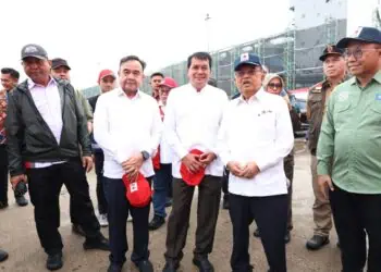 MELEPAS BANTUAN - Bupati Tangerang Moch. Maesyal Rasyid, menghadiri kegiatan pengecekan logistik pengiriman barang bantuan Kapal Kemanusiaan untuk Sumatera Gelombang II, yang diselenggarakan oleh Palang Merah Indonesia (PMI) Pusat. Kegiatan tersebut, berlangsung di Pelabuhan Domestik Tanjung Priok, Jakarta, beberapa waktu lalu. (ISTIMEWA)