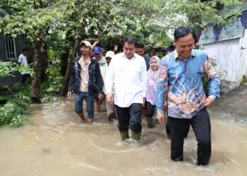 MENINJAU LOKASI BANJIR - Bupati Tangerang Moch. Maesyal Rasyid, meninjau secara langsung lokasi banjir di Perumahan Nuansa Mekarsari 1, Desa Mekarsari, Kecamatan Rajeg. Peninjauan dilakukan untuk memastikan kondisi warga terdampak, sekaligus menyiapkan langkah penanganan jangka pendek dan jangka panjang, Sabtu (3/1/2026). (ISTIMEWA)