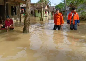 MENINJAU BANJIR : Personel BPBD Provinsi Banten, meninjau lokasi banjir di wilayahnya. (ISTIMEWA)