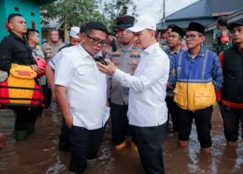 BERBINCANG : Gubernur Andra Soni (kiri), berbincang dengan Wakilnya Achmad Dimyati Natakusumah. (DOKUMEN/SATELITNEWS.COM)