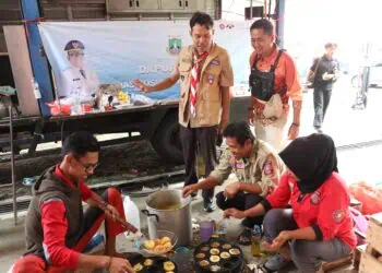 DAPUR UMUM - Dinas Sosial (Dinsos) Kota Serang, membuka posko dapur umum di Yayasan Pendidikan Shohibul Barokah, Kampung Kasunyatan, Kecamatan Kasemen. Dengan menggerakkan puluhan relawan Taruna Siaga Bencana (Tagana). (ISTIMEWA)