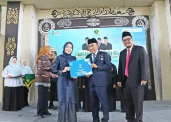 PERINGATAN HARI AMAL BHAKTI - Bupati Serang Ratu Rachmatuzakiyah, menjadi Inspektur Upacara Peringatan Hari Amal Bhakti (HAB) Kementerian Agama (Kemenag) ke-80 tingkat Kabupaten Serang, di Lapangan Pondok Pesantren (Ponpes) Darunnajah 14 Kecamatan Pabuaran, Sabtu (3/1/2026). (ISTIMEWA)