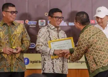 MENERIMA PENGHARGAAN : Gubernur Banten Andra Soni, menerima penghargaan. (DOKUMEN)