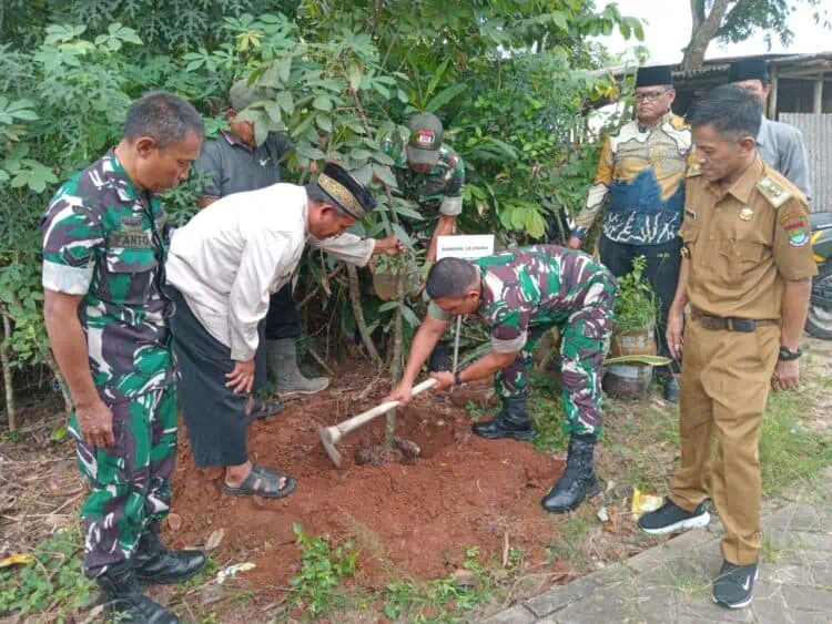 Koramil Cisoka Bersama Kades dan Warga Munjul Gaungkan Kepedulian Lingkungan