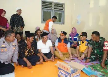 Wabup Serang Najib Hamas, meninjau lokasi pengungsian warga dan berdoa bersama, pasca longsor di Padarincang, Kabupaten Serang, beberapa waktu lalu. (ISTIMEWA)