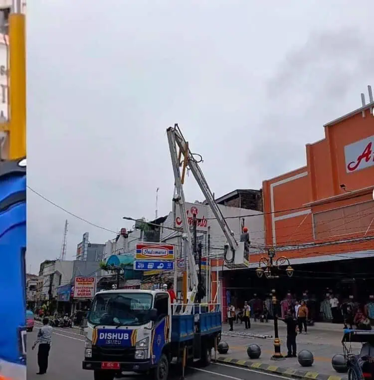 Dishub Tata Kabel Semrawut, Walikota Serang Ancam Potong Kabel Provider Nakal