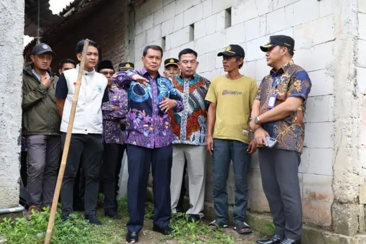 Tinjau Longsor di Cisoka, Bupati Tangerang Siapkan Relokasi Warga