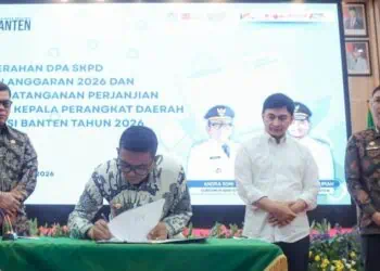 MENANDATANGANI BERITA ACARA : Gubernur Banten Andra Soni, menandatangani berita acara DPA SKPD tahun anggaran 2026. (ISTIMEWA)