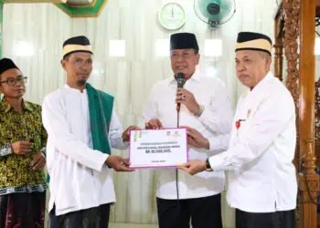 Jumat Keliling di Panongan, Bupati Tangerang Serahkan Bantuan Keagamaan