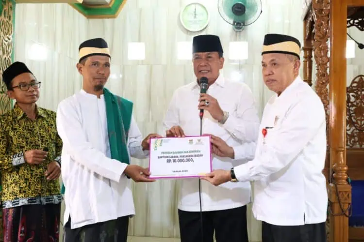 Jumat Keliling di Panongan, Bupati Tangerang Serahkan Bantuan Keagamaan