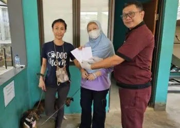 BEBAS RABIES : Pegawai kesehatan hewan Distan Banten, menyerahkan hasil pemeriksaan hewan bebas rabies. (ISTIMEWA)