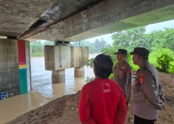 MONITORING - Personel Polsek Jajaran Polres Serang, melakukan monitoring di sejumlah wilayah rawan banjir di wilayah hukum Polres Serang. (ISTIMEWA)