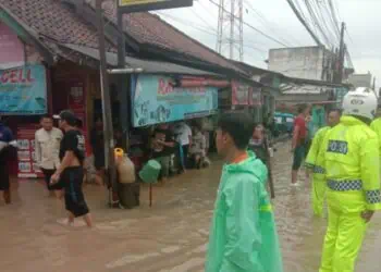 BANJIR - Hujan disertai angin kencang dengan intensitas tinggi, mengakibatkan jebolnya Sungai Irigasi kali Cisereh, yang berdampak banjir ke pemukiman warga di Kampung Polokiong, Desa Baros, RT 06, Rw 01, Minggu (11/1/2026). (ISTIMEWA)