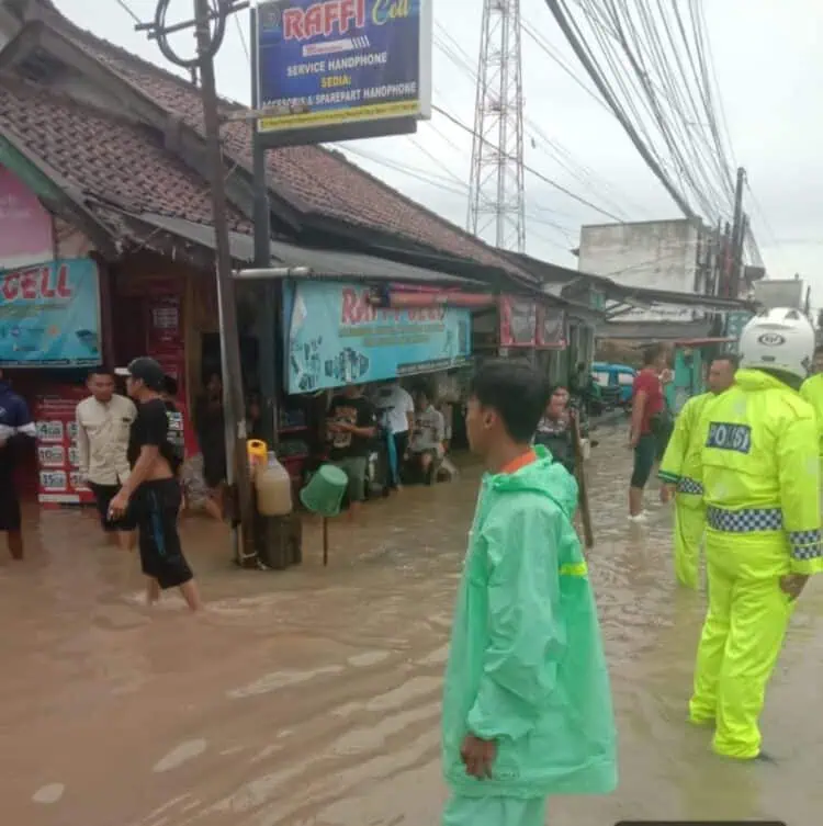 BANJIR - Hujan disertai angin kencang dengan intensitas tinggi, mengakibatkan jebolnya Sungai Irigasi kali Cisereh, yang berdampak banjir ke pemukiman warga di Kampung Polokiong, Desa Baros, RT 06, Rw 01, Minggu (11/1/2026). (ISTIMEWA)