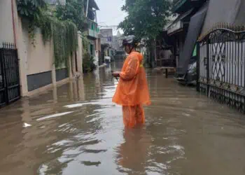 Petugas BPBD Kota Tangerang Selatan memantau kondisi banjir yang dipicu hujan lebat pada Senin (12/1). BMKG memprakirakan cuaca buruk masih akan terjadi. (ISTIMEWA)
