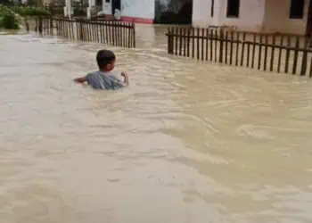 DAMPAK BENCANA : Banjir, tanah longsor, dan rumah roboh terjadi dibeberapa wilayah di Banten. Akibat hal itu, banyak warga terkena dampak banjir, rumah mengalami kerusakan dan rasa waswas khawatir terjadi longsor. (ISTIMEWA)