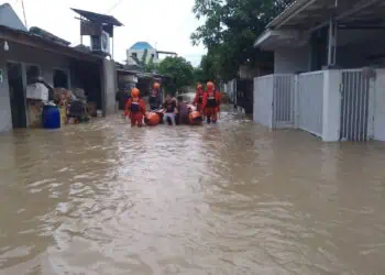 Tim BPBD Kota Serang, terjun ke lokasi banjir lakukan penanganan, Senin (12/1/2026). ,,(ISTIMEWA)
