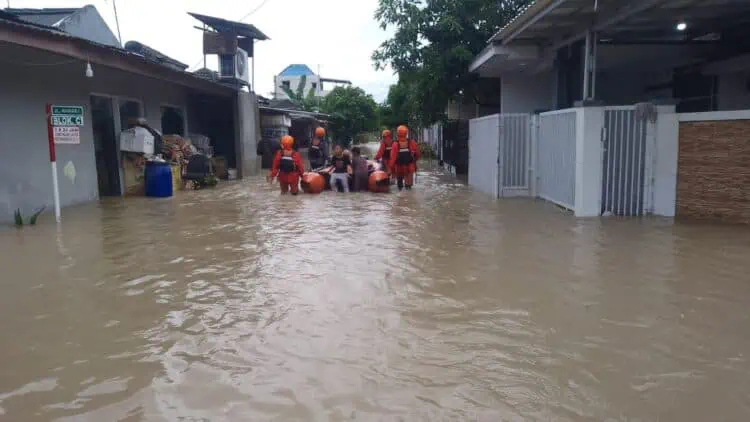 Tim BPBD Kota Serang, terjun ke lokasi banjir lakukan penanganan, Senin (12/1/2026). ,,(ISTIMEWA)