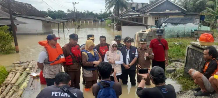 Tinjau Korban Terdampak Banjir, Bupati Dewi: Keselamatan Masyarakat Prioritas Utama