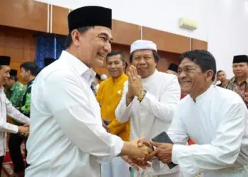 BERSALAMAN : Wagub Banten Achmad Dimyati Natakusumah bersalaman dengan tokoh lintas agama diacara peringatan HAB ke 80 Kemenag. (ISTIMEWA)