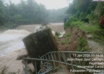 Pondasi tanggul Bendungan bersejarah Badudun, yang terletak di Kampung Bantar Panjang, Desa Banyubiru, Kecamatan Labuan, Kabupaten Pandeglang, amblas. (ISTIMEWA)