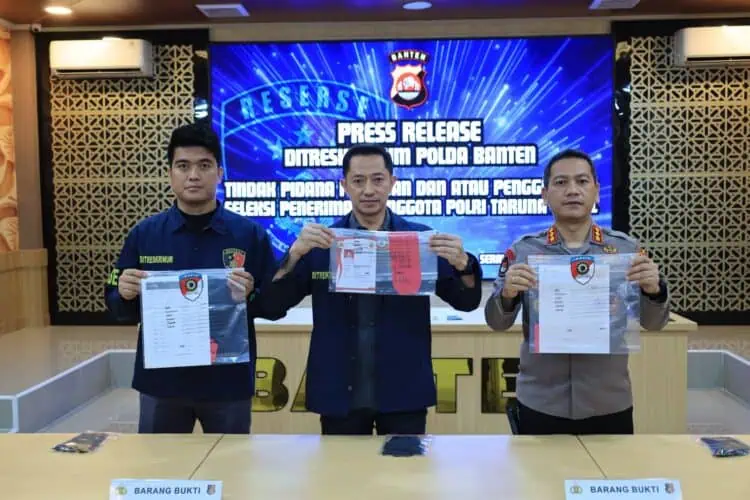 UNGKAP KASUS - Direktorat Reserse Kriminal Umum (Ditreskrimum) Polda Banten, mengungkap kasus tindak pidana penipuan dan/atau penggelapan, dengan modus menjanjikan kelulusan seleksi penerimaan Calon Taruna Akademi Kepolisian (AKPOL) di lingkungan Polda Banten. (ISTIMEWA)