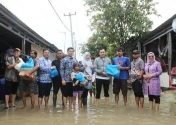 SALURKAN BANTUAN BANJIR - Para Aparatur Sipil Negara (ASN) Organisasi Perangkat Daerah (OPD) di lingkungan Pemerintah Kabupaten (Pemkab) Serang, menyebar bantuan berupa paket sembako kepada warga korban terdampak banjir, yang merupakan hasil dari sumbangan para ASN di lingkungan Pemkab Serang. (ISTIMEWA)