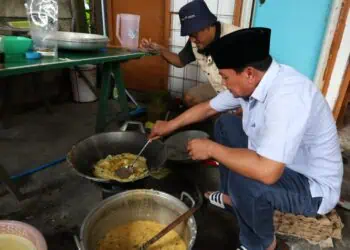 Dirikan Dapur Umum, Bupati Tangerang Masak untuk Korban Banjir