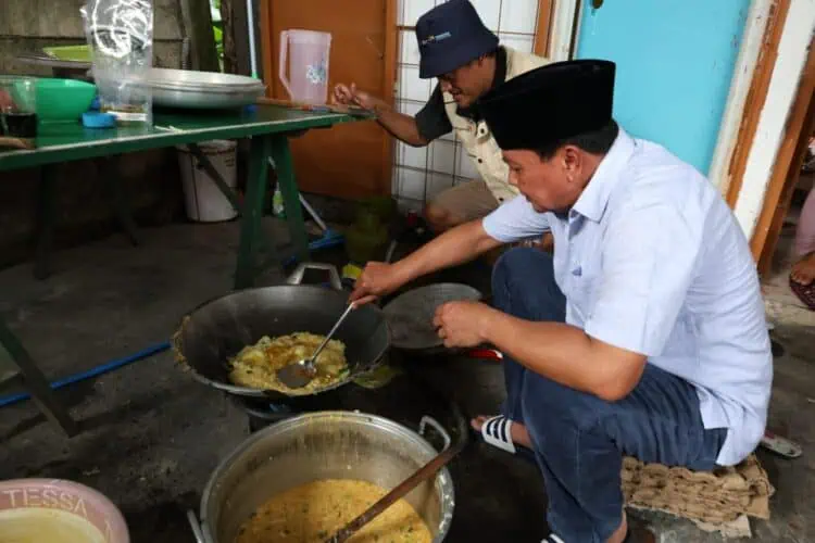 Dirikan Dapur Umum, Bupati Tangerang Masak untuk Korban Banjir
