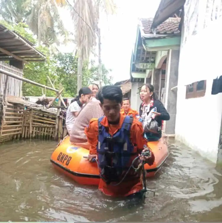 Petugas BPBD Kabupaten Serang, tengah mengevakuasi masyarakat saat banjir melanda wilayah Binuang, Kabupaten Serang, belum lama ini. (ISTIMEWA)