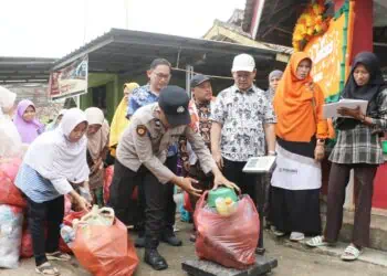 BANK SAMPAH - Wabup Serang Najib Hamas, meninjau Penimbangan Ke – 2 Sampah pada Bank Sampah Barokah Pamogoan, Dukuhdalem, di Kampung Pamogoan RT. 16/08 Desa Sukadalem, Kecamatan Waringinkurung, Sabtu (17/1/2026). (ISTIMEWA)