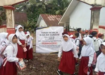 Disegel Ahli Waris, Ratusan Pelajar SDN 1 Gerendong Pandeglang Tak Dapat Masuk Kelas