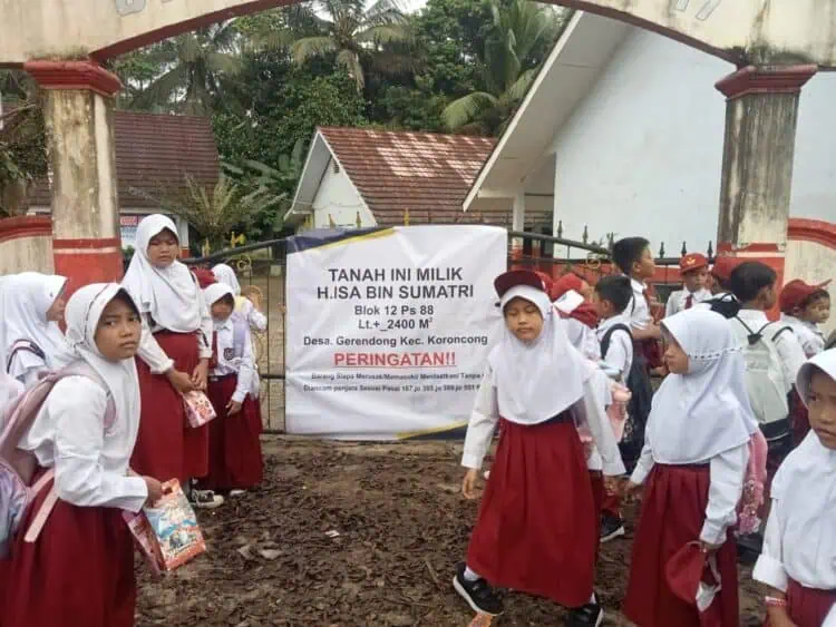 Disegel Ahli Waris, Ratusan Pelajar SDN 1 Gerendong Pandeglang Tak Dapat Masuk Kelas