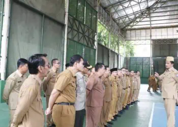 APEL PAGI - Sekda Kabupaten Serang, Zaldi Dhuhana, mengikuti apel pagi yang dirangkaikan dengan Peringatan Hari Desa Nasional Tahun 2026 Tingkat Kabupaten Serang, di Lapangan Tenis Indoor ATN, Senin (19/1/2026). (ISTIMEWA)
