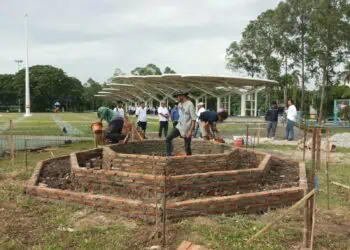 Ketua SMSI Provinsi Banten, Lesman Bangun dan jajaran pengurus, meninjau proses pembangunan Tugu Siber Indonesia, di Kota Cilegon, Senin (19/1/2026). (ISTIMEWA)