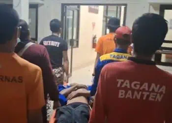 PENYELAMATAN - Badan Search and Rescue (Basarnas) Banten, menyelamatkan seorang warga Kali Tempe, Lingkungan Cigiceh, Kelurahan Gedong Dalem, Kecamatan Jombang, Kota Cilegon bernama Liman Sule (43). Dia diduga nekat menceburkan diri ke Kali Tempe lantaran terlibat persoalan pelik di keluarganya. (ISTIMEWA)