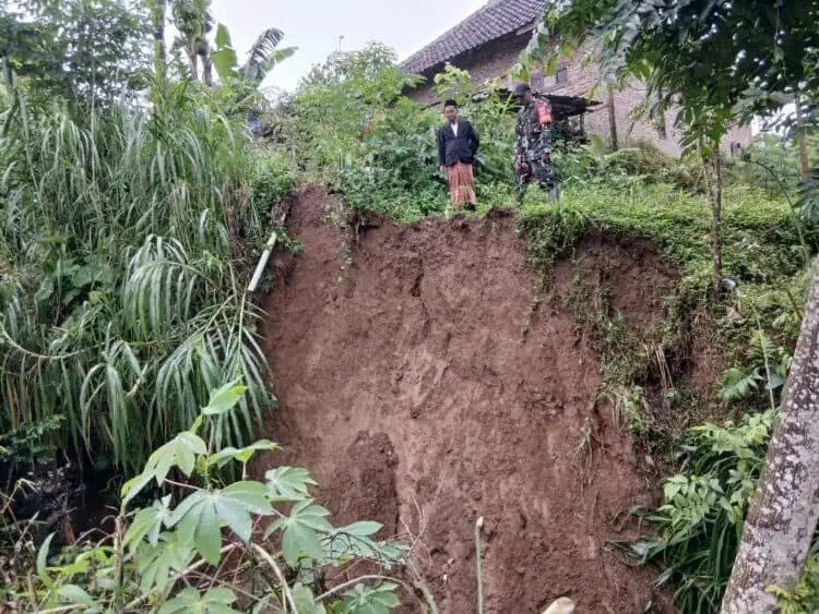 Intensitas Hujan Tinggi, Longsor Terjadi di Kaki Gunung Karang dan Pulosari Pandeglang