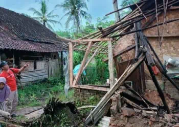 AMBRUK : Gubuk reyot milik Sayuti (73), warga Kampung Bejod, Desa Cikayas, Kecamatan Angsana, Kabupaten Pandeglang, ambruk. (ISTIMEWA)