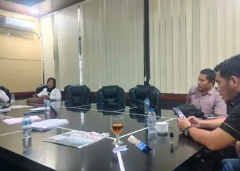 Jajaran Anggota Komisi IV DPRD Kabupaten Serang, berbincang dibruang kerjanya, Rabu (21/1/2026). (SIDIK/SATELITNEWS.COM)