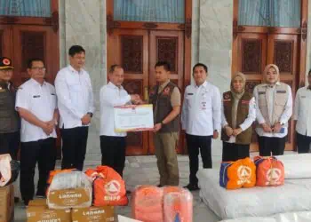 BNPB Serahkan Bantuan terhadap Pemkab Serang, untuk penanganan bencana alam. (SIDIK/SATELITNEWS.COM)