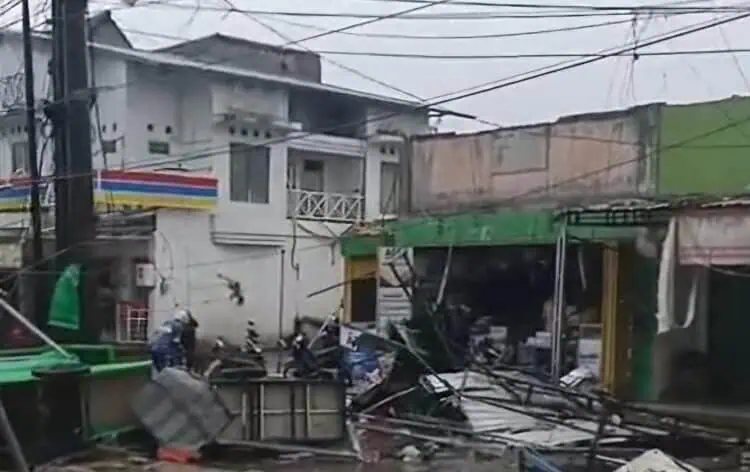 Hujan Deras dan Angin Kencang Terjang Solear, Atap Ruko Berhamburan