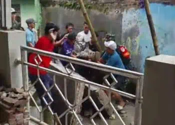 Tim gabungan BPBD Kabupaten Serang dan Polres Serang, melakukan penyelidikan di lokasi gotong royong warga Kecamatan Gunungsari, Kabupaten Serang, Kamis (22/1/2026). (ISTIMEWA)