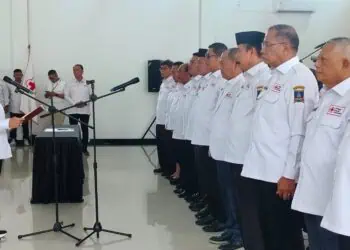 Ketua Palang Merah Indonesia (PMI) Provinsi Banten, Ratu Tatu Chasanah, melantik jajaran pengurus PMI Kabupaten Serang Masa Bhakti 2025-2030, di Aula PMI Banten, Kamis (22/1/2026). (ISTIMEWA)