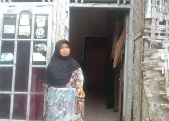 RUSAK : Nenek Sa'diah, warga Kecamatan Labuan, Kabupaten Pandeglang berdiri didepan rumahnya yang sudah tidak layak. Dia merupakan salah satu warga miskin, yang belum pernah mendapatkan perbaikan rumah. (ISTIMEWA)