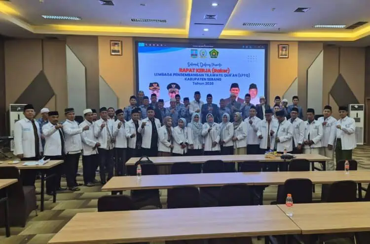 Foto bersama usai kegiatan rapat kerja (Raker) LPTQ Kabupaten Serang, di Horison TC-UPI Serang, kemarin. (ISTIMEWA)